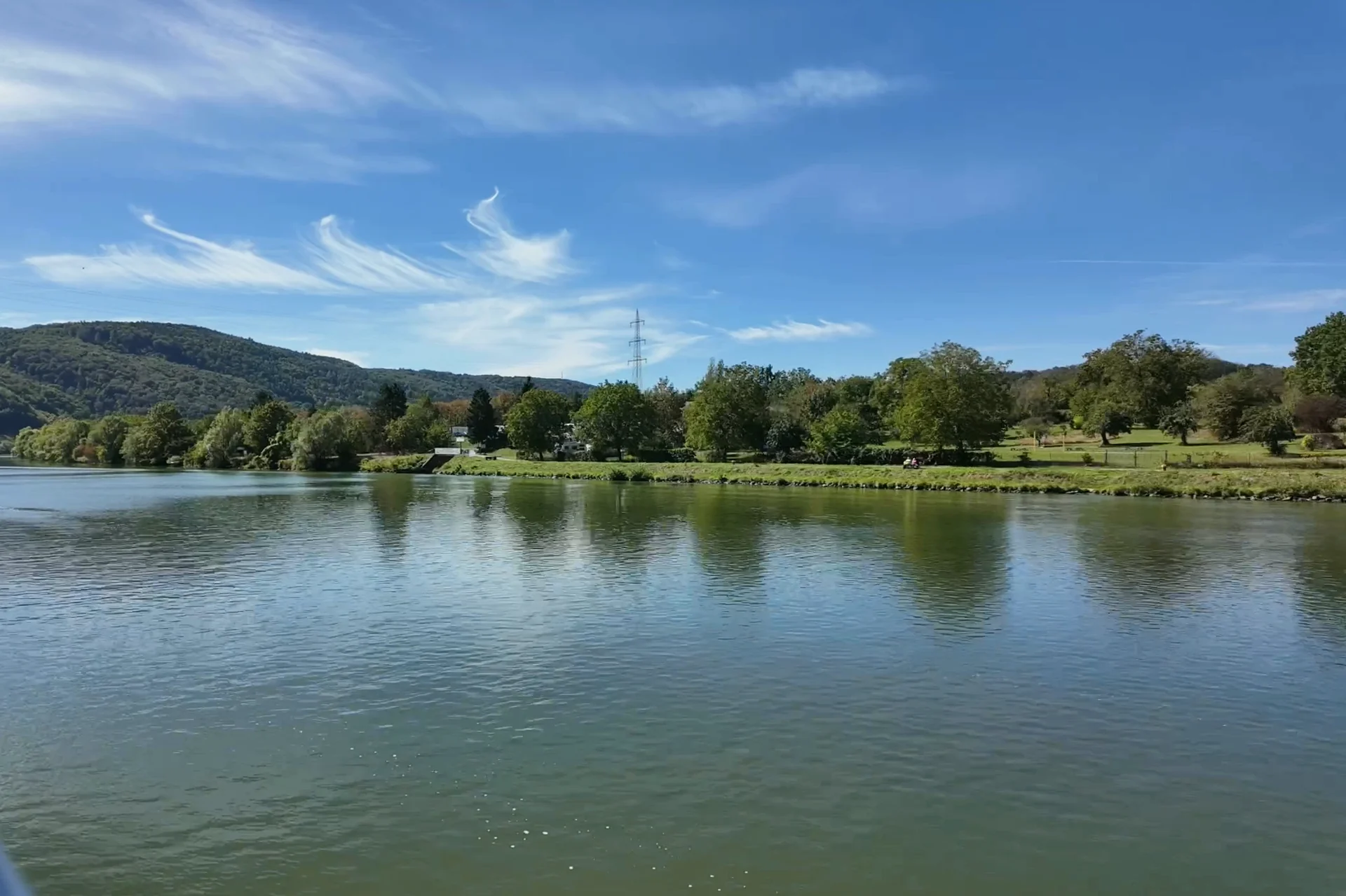 Fluss mit Spiegelungen