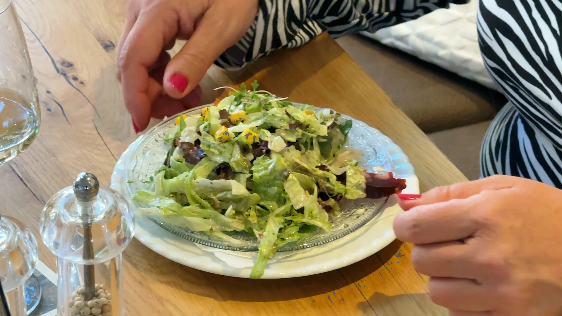 Salatteller am Tisch