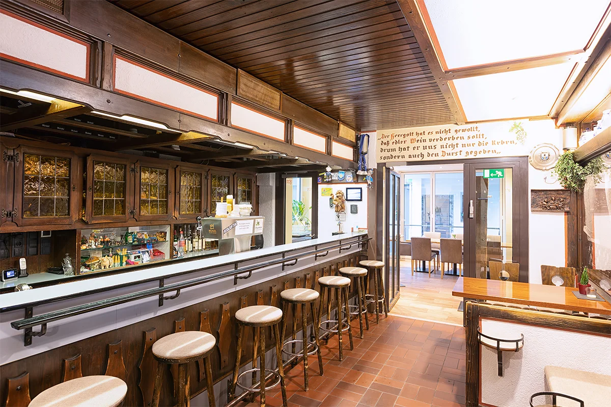 Gäste an der Theke im Restaurant Grebel