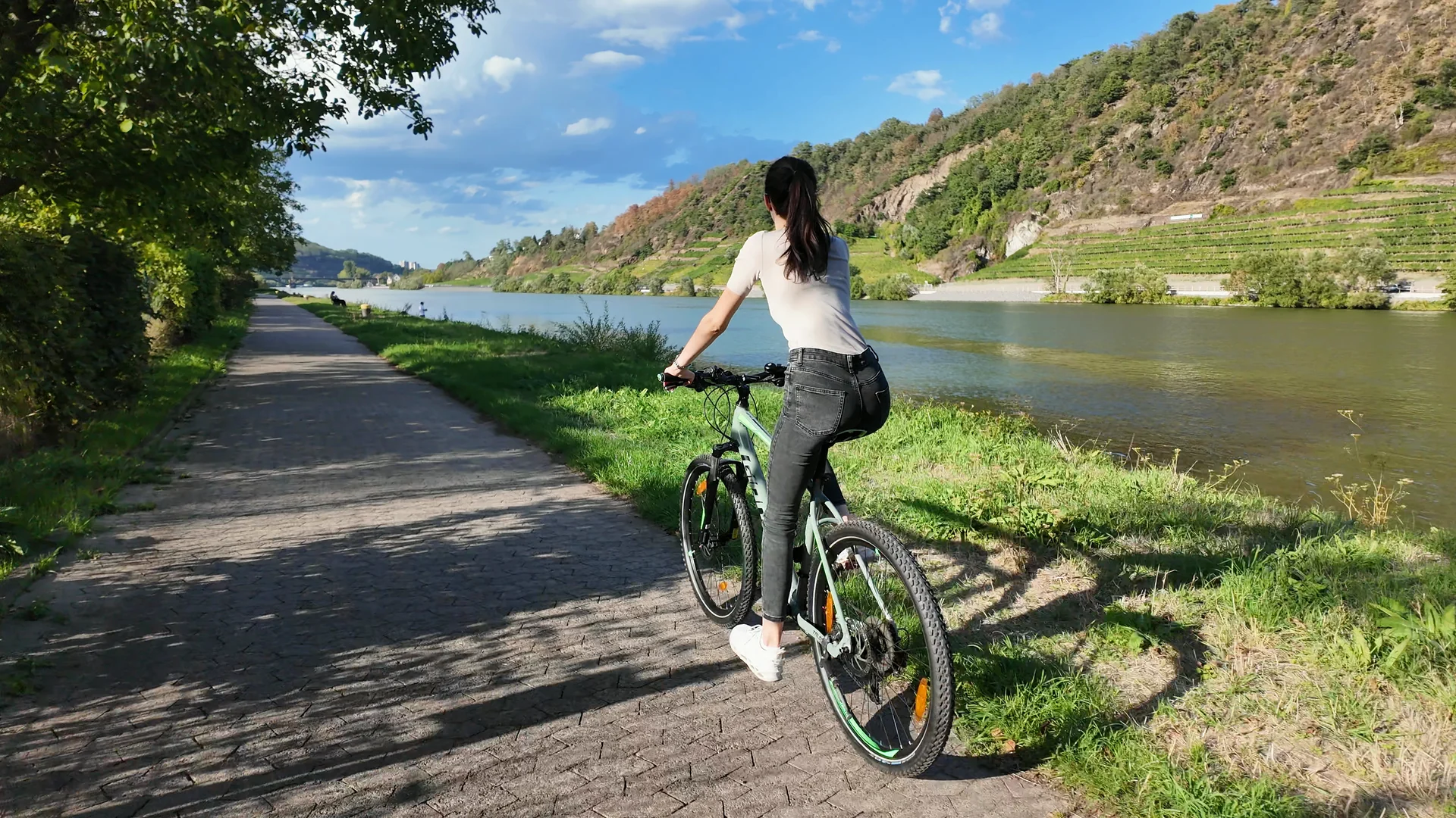 Radfahren am Moselufer