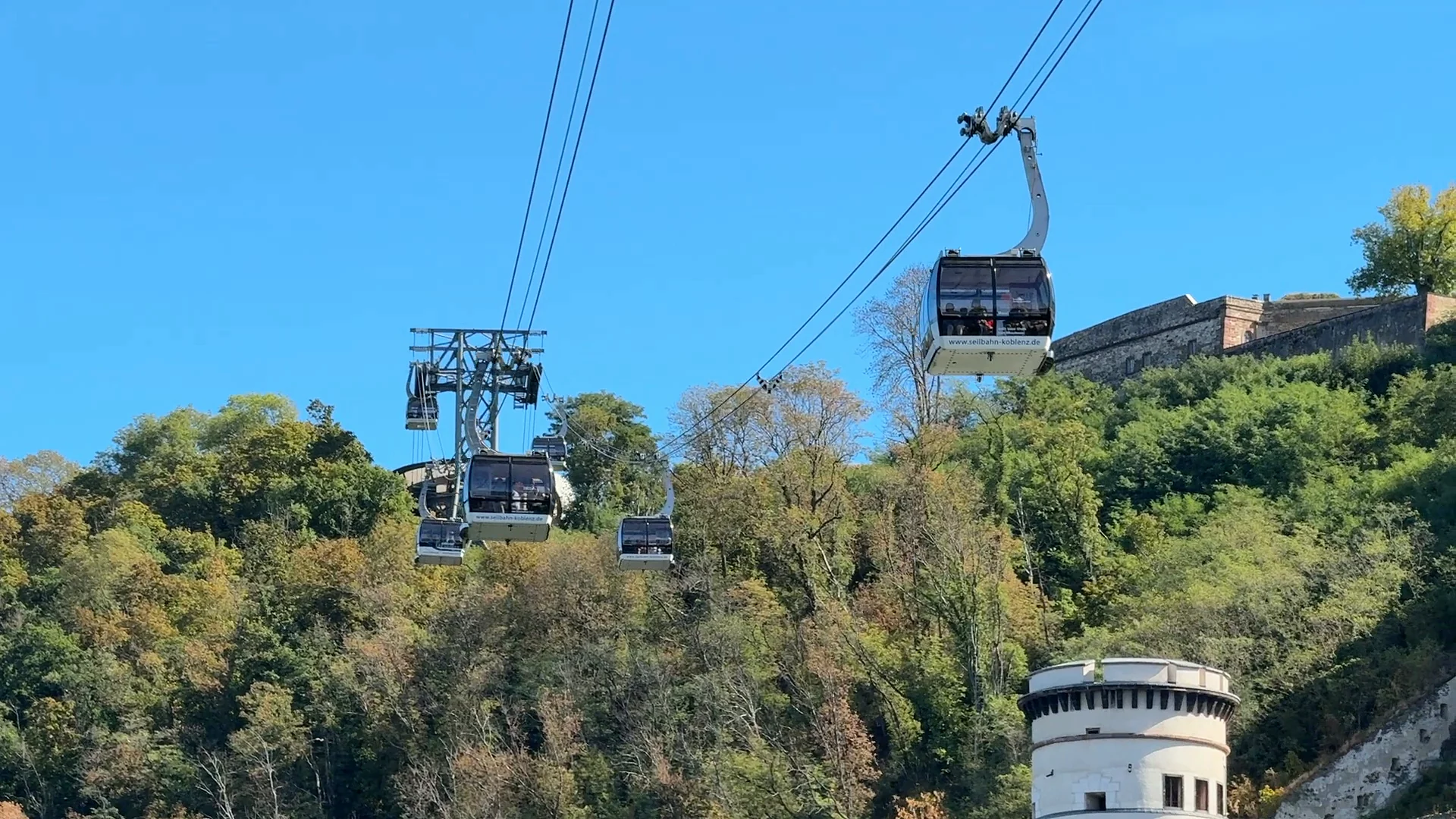 Seilbahn über dem Ufer in Koblenz
